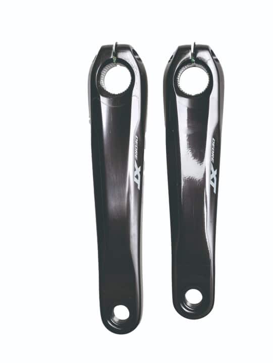 Fast alle Bike-Teile gibt es in unterschiedlichen Größen. Hier liegt zum Beispiel ein 175er Shimano-XT-Kurbelarm neben einem mit 165 Millimeter Länge.