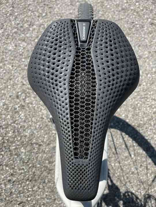 Der S-Works Power Evo von Specialized behält die 24 cm Länge, die Nase wird um 1 cm breiter.