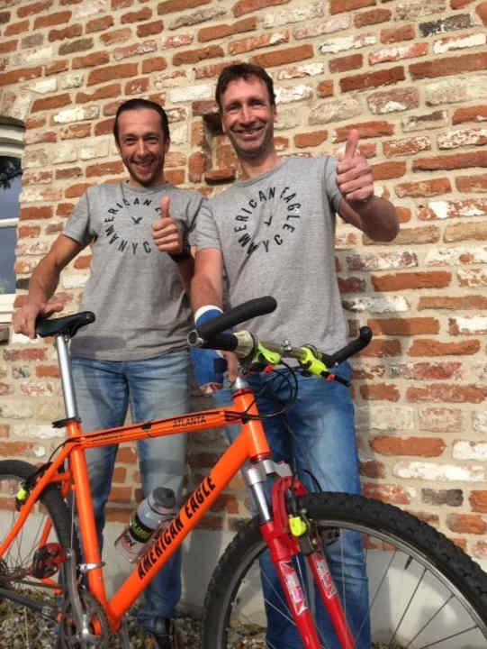   Bart Brentjens und Henk Schipper mit dem Olympiabike von 1996.