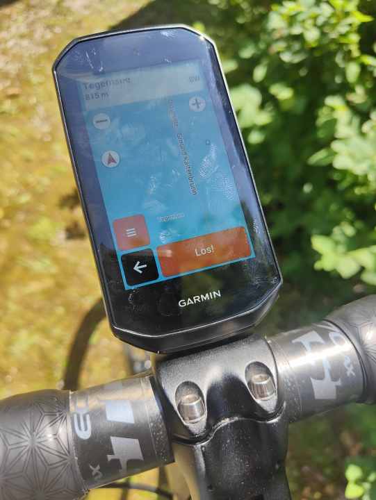 Wenig Luft zwischen Fahrradcomputer und Vorbau - bei machen Halterungen anderer Hersteller außer Garmin kann das auch zu knapp sein.
