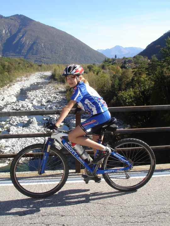 Nicole Koller auf einer frühen MTB-Tour. Gemeinsam mit ihrer Familie verbrachte sie ihre Ferien oft mit Bikes und Wohnwagen zum Beispiel am Gardasee.