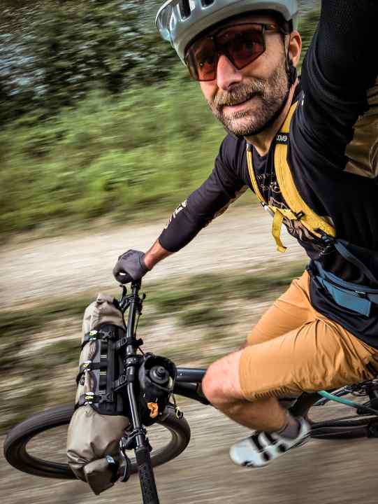 Breiter Lenker, schnelle, aber gut dämpfende Reifen und entspannte Sitzposition - ein leichtes Hardtail ist für mich das ideale Gravelbike