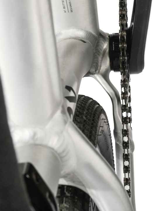 Bis zu 2,35 Zoll breite Reifen passen trotz kompakter Kettenstreben und großer Laufräder in den Rahmen des Specialized P3 und P4. Die ab Werk spezifizierten Reifen dürften ruhig etwas breiter ausfallen.