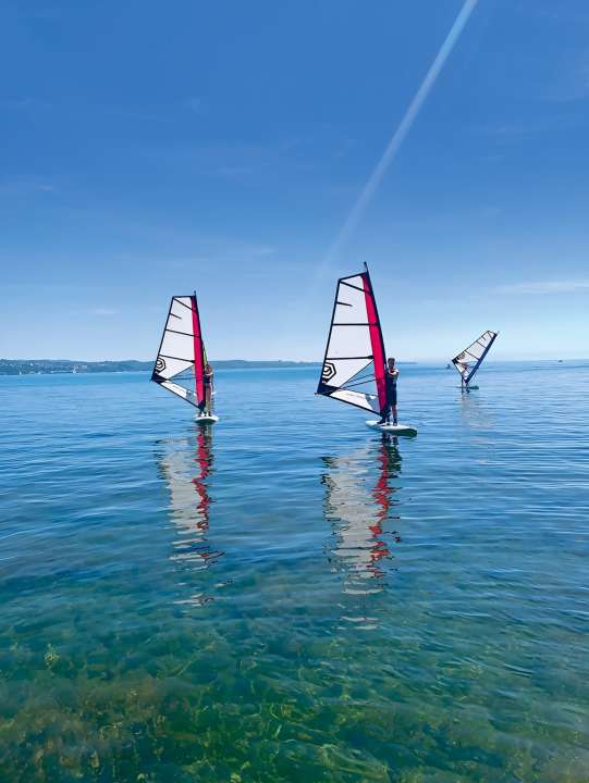 Am Bodensee bietet die Wassersportschule Treibgut direkt am Campingplatz in Allensbach neben Windsurfen und Stand Up Paddling auch Tretboot- und Kajakfahrten an.