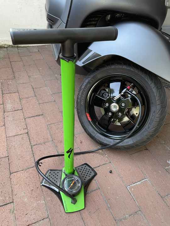 Mit der Air Tool MTB lassen sich Vespa- oder Autoreifen daheim auf Druck bringen