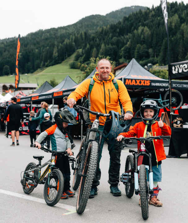 Ready to race: Am Samstag und Sonntag konnte sich der Nachwuchs beim VPACE Kids Cup und der Scott Junior Trophy beweisen. Und wenn wir uns recht entsinnen, stehen hier zwei kleine Podiumskandidaten und ein stolzer Papa.
