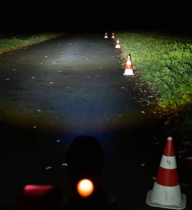Cateye GVolt 100: Deutlich breiter Spot im entfernten Bereich des Leuchtprofils, im Nahbereich schwache Ausleuchtung.