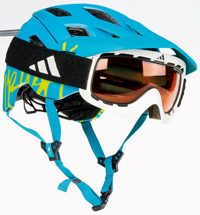 French Style: Die Skibrille zum Open-Face-Helm ist nicht jedermanns Geschmack. Sie schützt aber super vor Fahrtwind und Steinschlag, vor allem auf rasanten Abfahrten. Helme mit Goggle-tauglichen Visieren haben wir in den Testkästen mit einem Icon versehen.